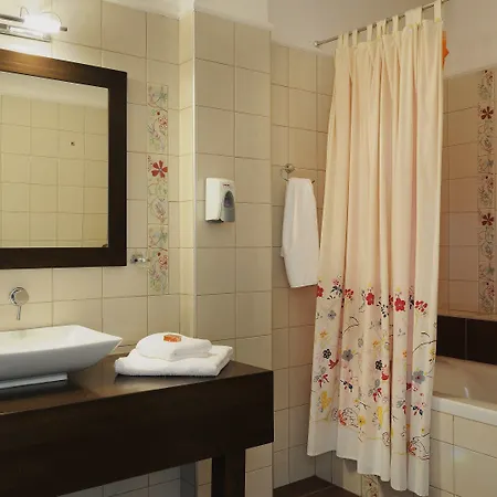 Jennifer Taxiarches (Drama)