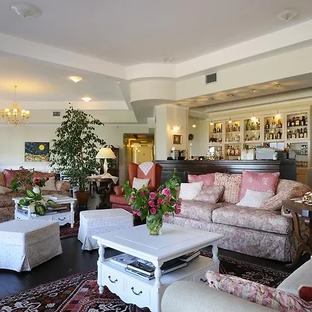 Jennifer Taxiarches (Drama)